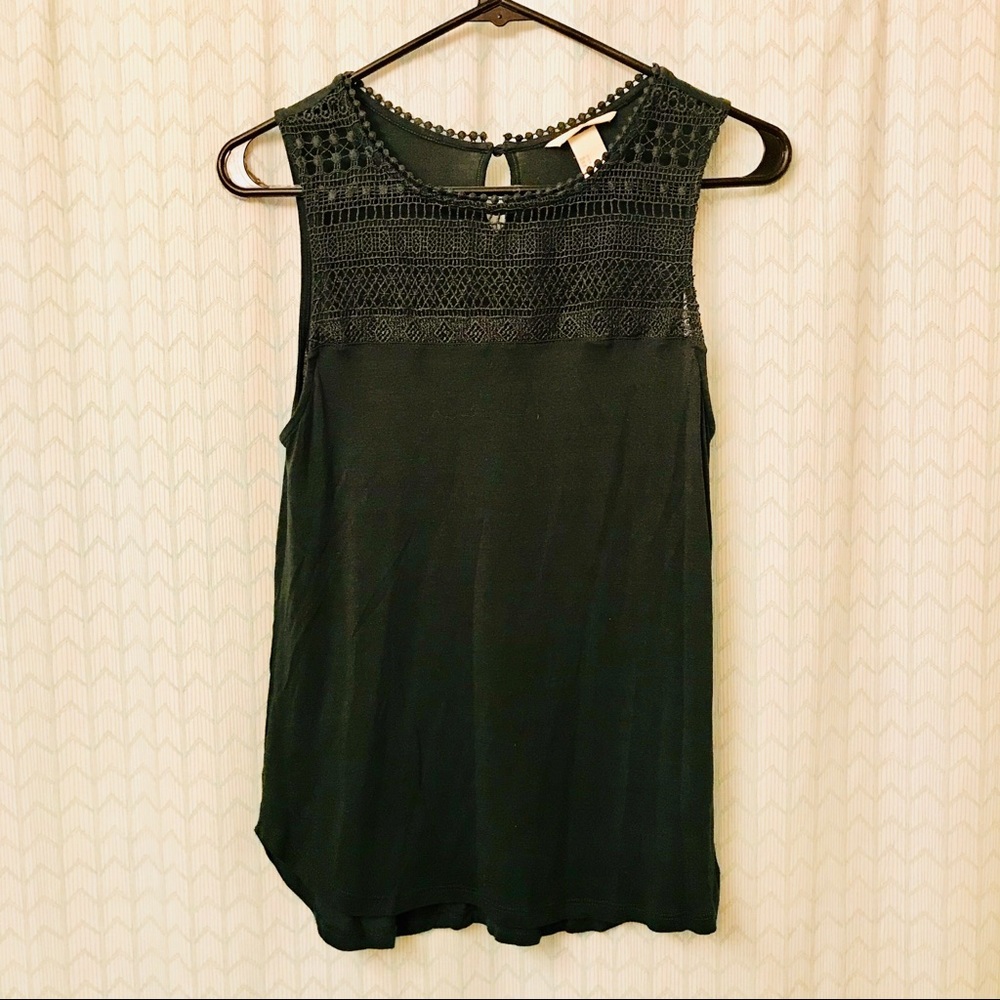 Tank with mesh detailing